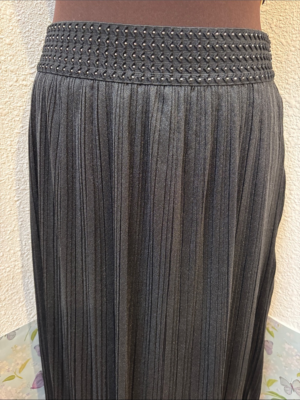Vintage Metrowear elegant black pleated A-line silhouette maxi skirt. Size L.